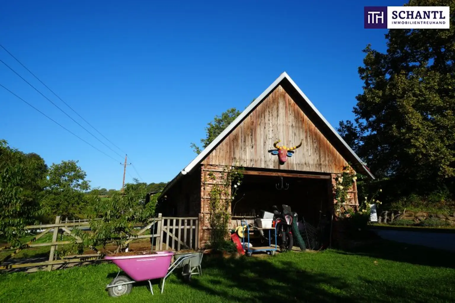 SENSATIONELLES JUWEL! Exklusiver Vierkanthof im Thermenland Steiermark – Wohnen, Reiten & Leben mit Pool und Natur!