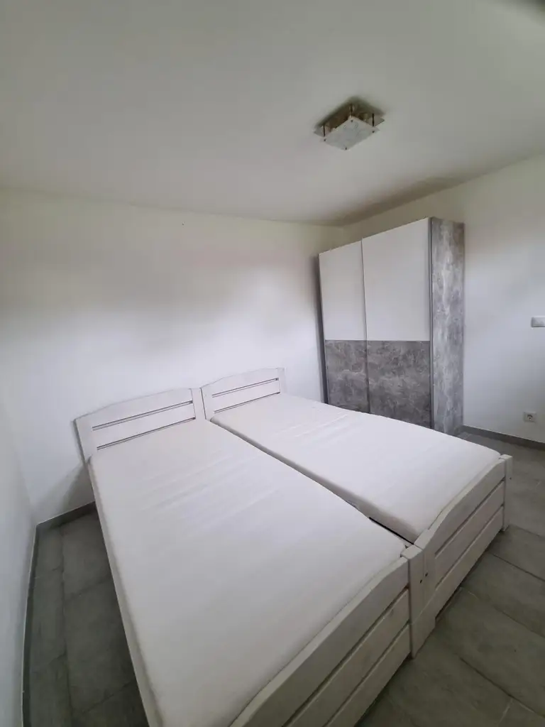 LIEBEVOLLER BUNGALOW MIT GEPFLEGTEM GARTEN IN TRAUMHAFTER RUHELAGE