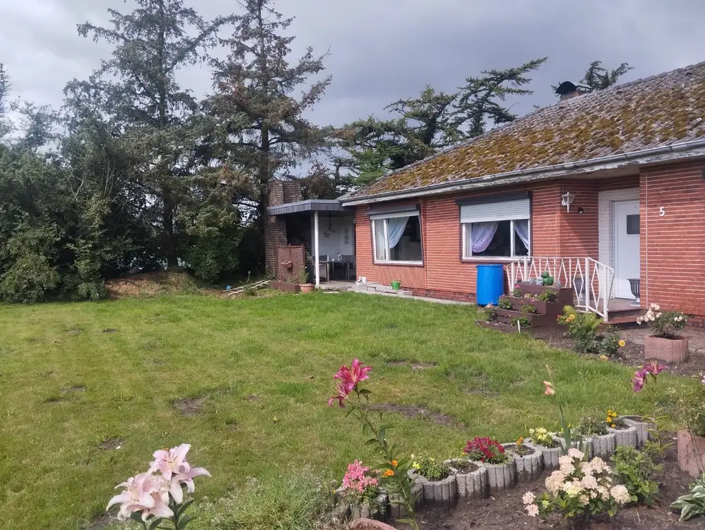 EFH mit 3 Garagen, Stall, 4 SP und ca. 2.638 m²
 Grundstück