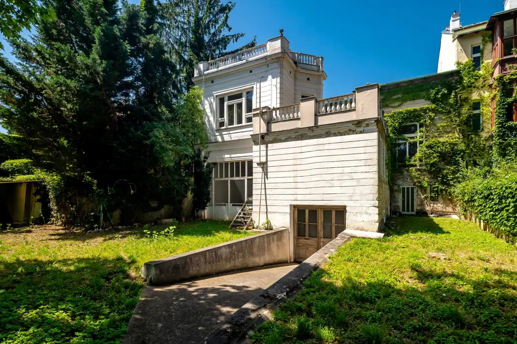 Rarität: Stadt-Villa mit weitläufigem Garten an exklusiver Hietzinger Adresse