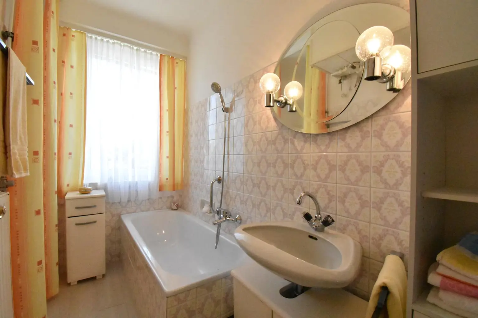 Badezimmer mit Wanne
