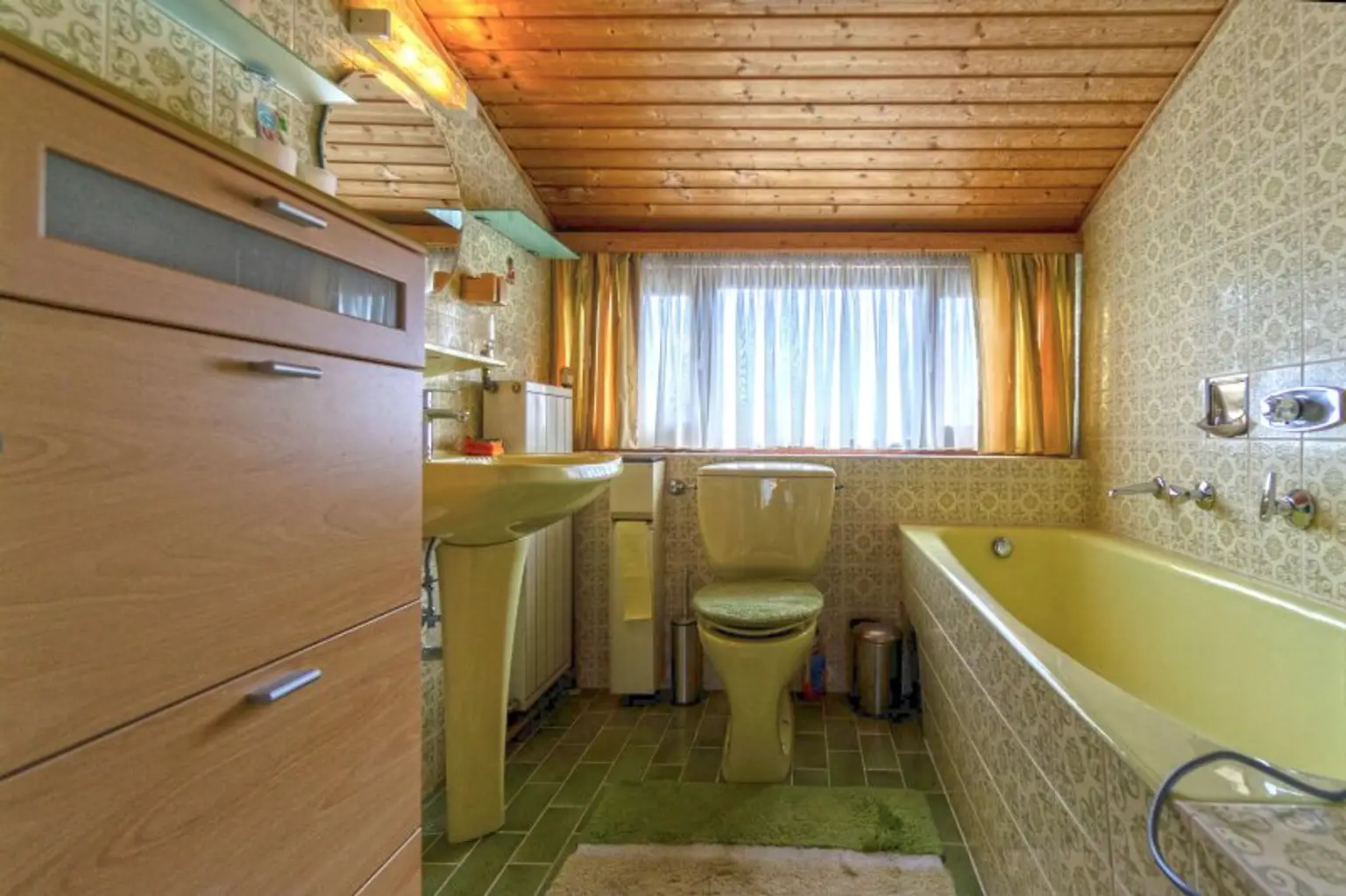 Idyllisches Landhaus in Wohnsiedlung am Waldesrand mitten im Triestingtal, südliches Bergland vor Wien
