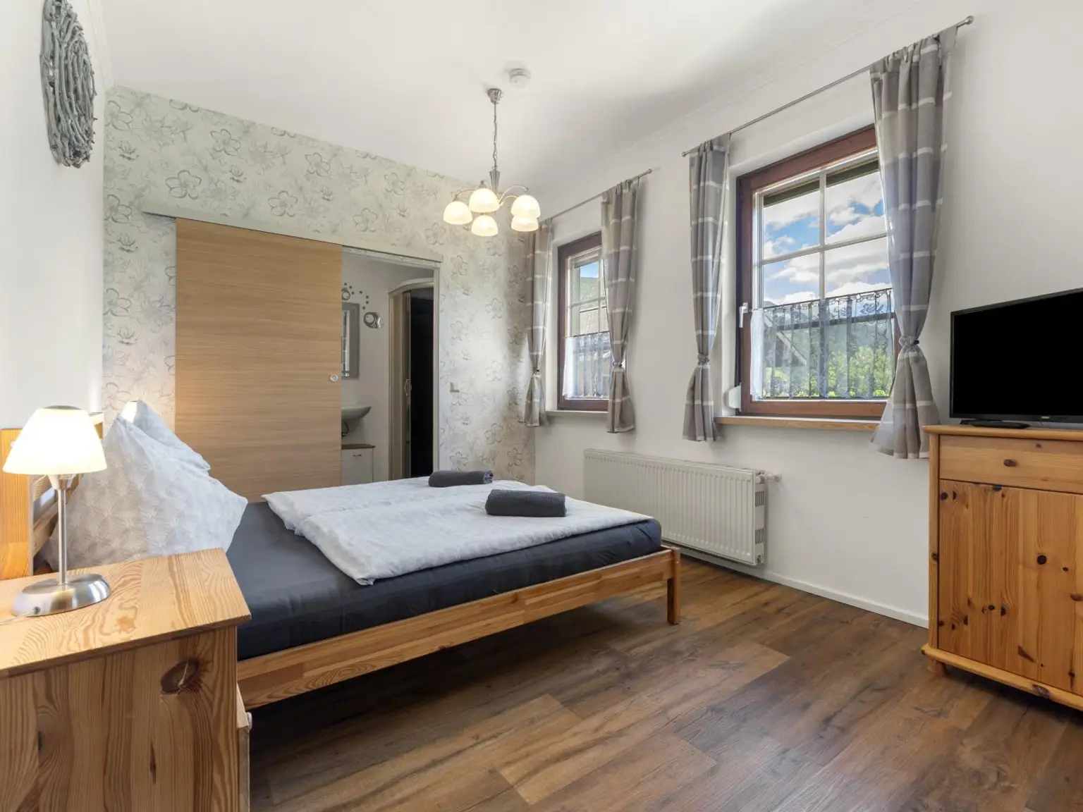 Schlafzimmer im Obergeschoss mit Bad