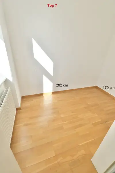 Drei UNBEFRISTETE 2 Zimmer-Wohnungen mit KFZ-Stellplatz im Haus