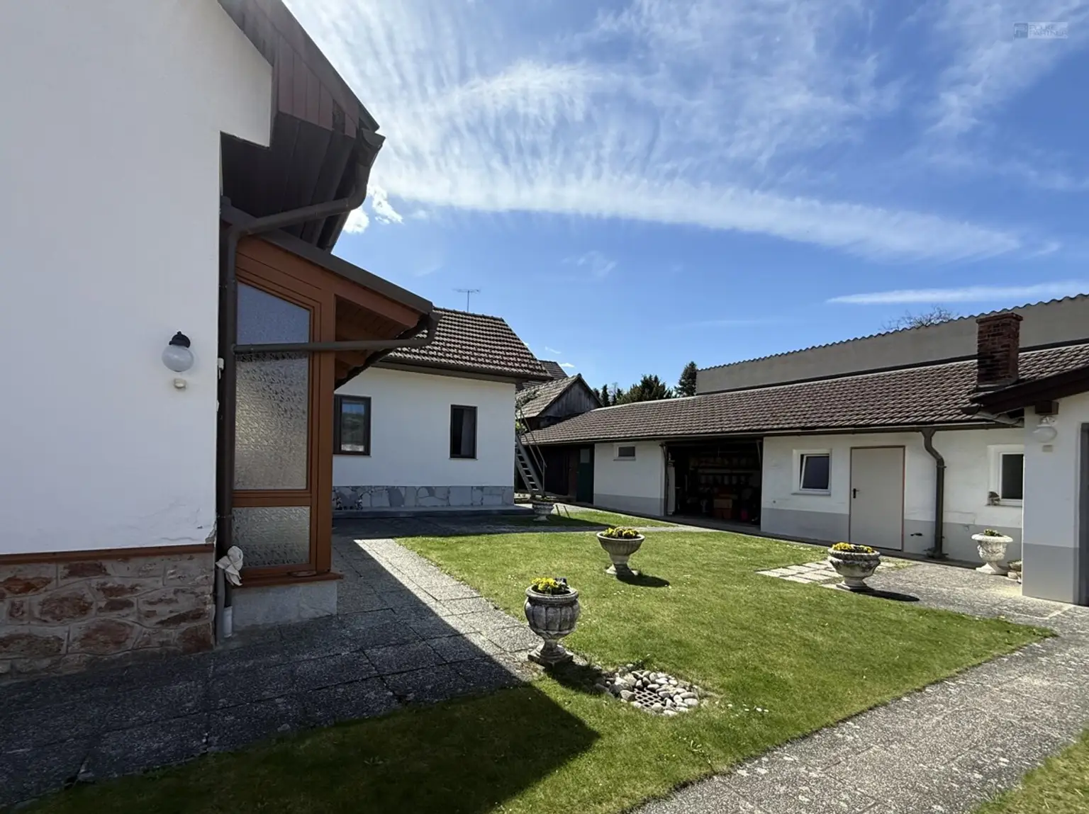 Blick zum Nebengebäude