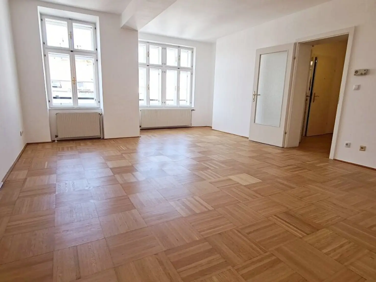 SPITTELBERG, teilsaniertes 84 m2 Dachgeschoß, 3 Zimmer, Extraküche, Wannenbad, Parketten, WG-geeignet, MQ-Nähe