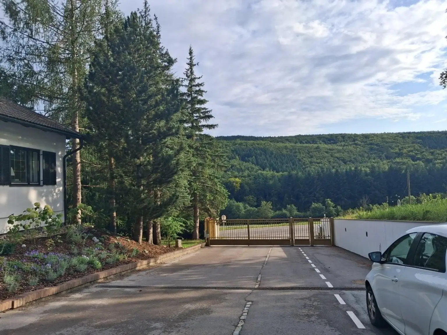 "Waldblick - Single-Balkonwohnung am Riederberg mit Parkplatz"