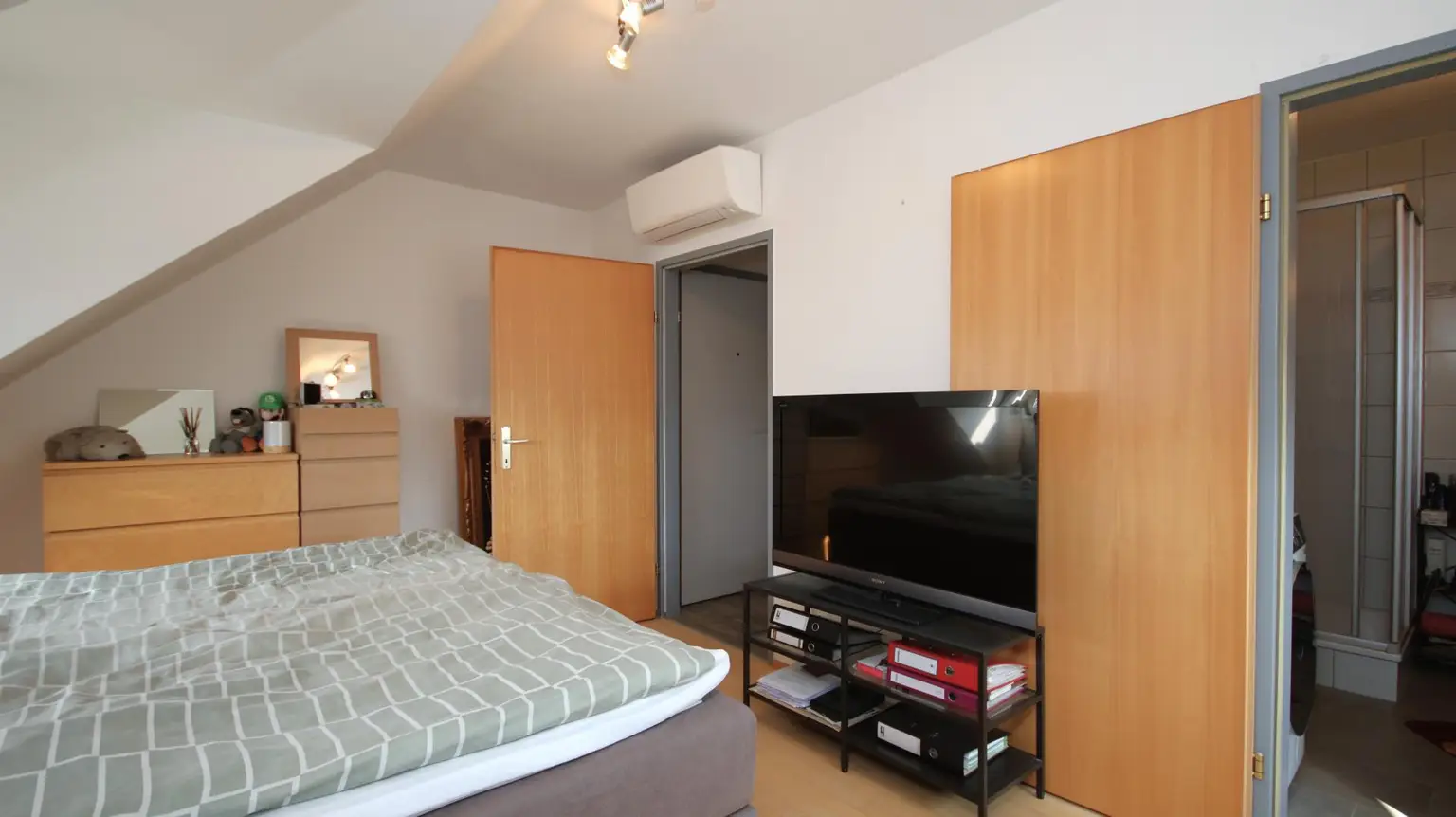 2-Zimmer-Dachgeschosswohnung mit Parkplatz und Klimaanlage!