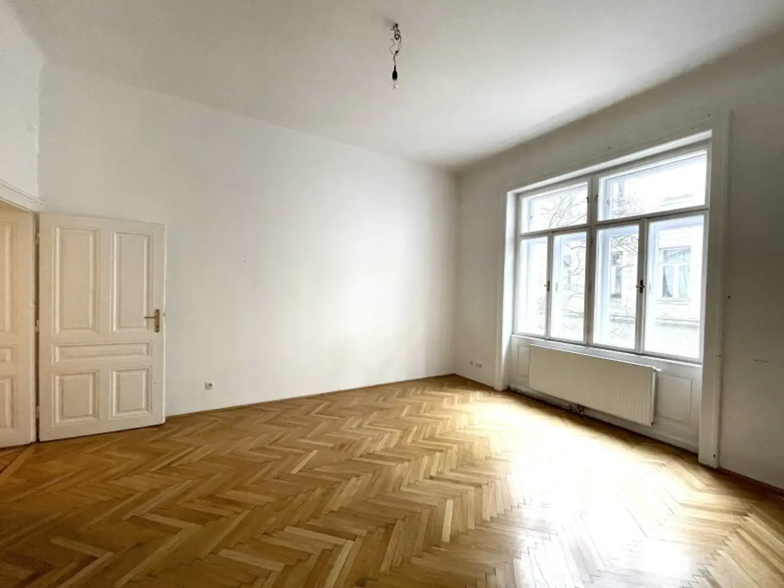 Stilvolle 2 Zimmer Wohnung, neu saniert, im wunderschönen Stilaltbau