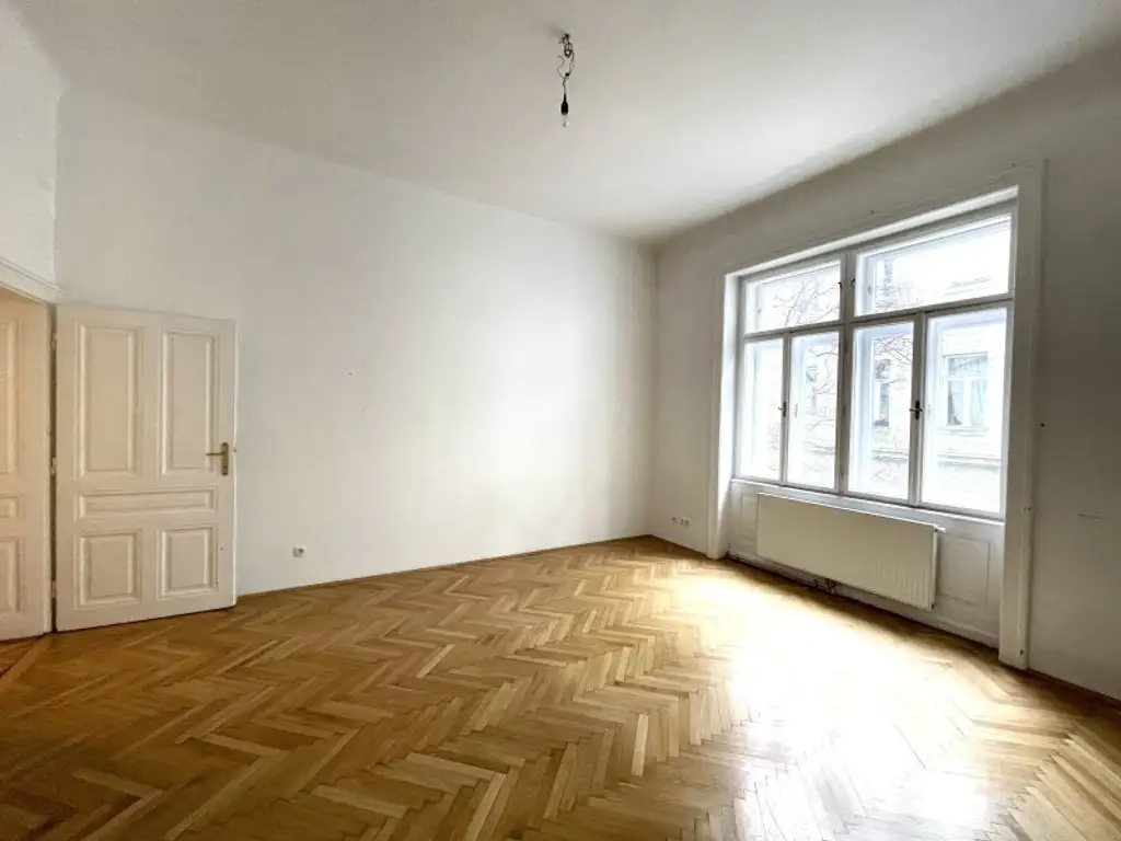 Stilvolle 2 Zimmer Wohnung, neu saniert, im wunderschönen Stilaltbau