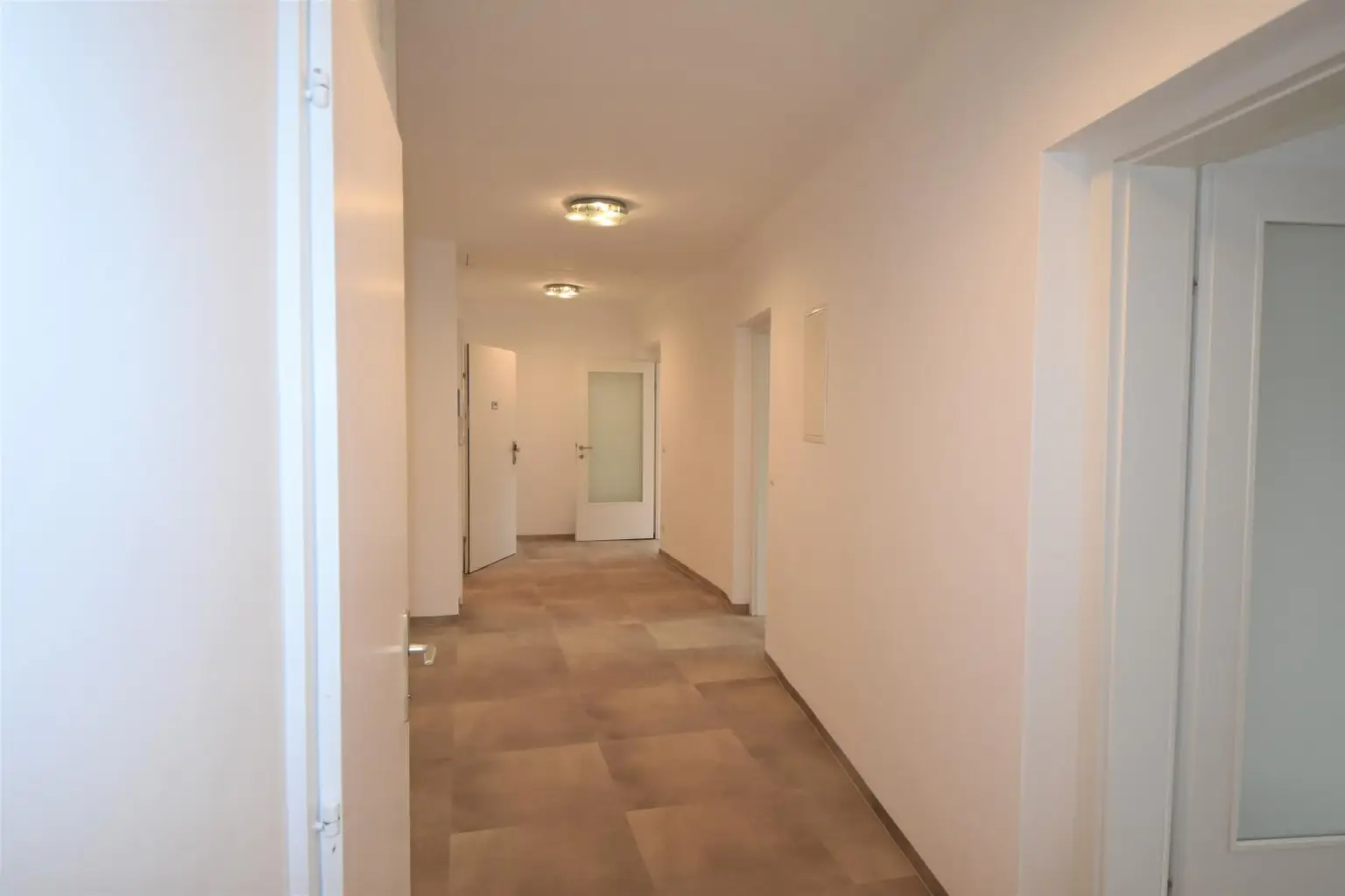 Renovierte und geräumige 3-Zimmer Wohnung mit Terrasse