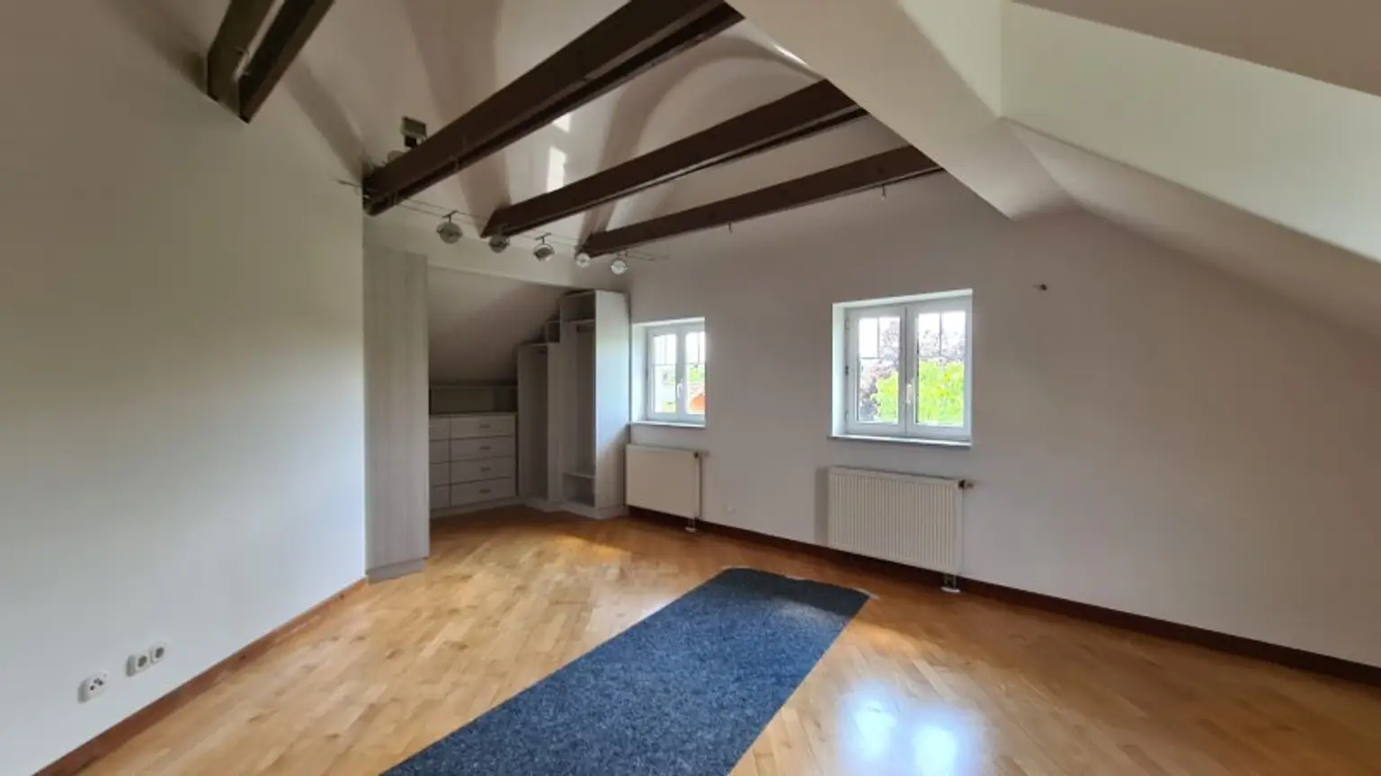 Sehr ruhige Siedlungslage - Riesige (teilbare)  Etagenwohnung mit 2 Balkonen, Garage, Sauna in einem sehr gepflegten Haus