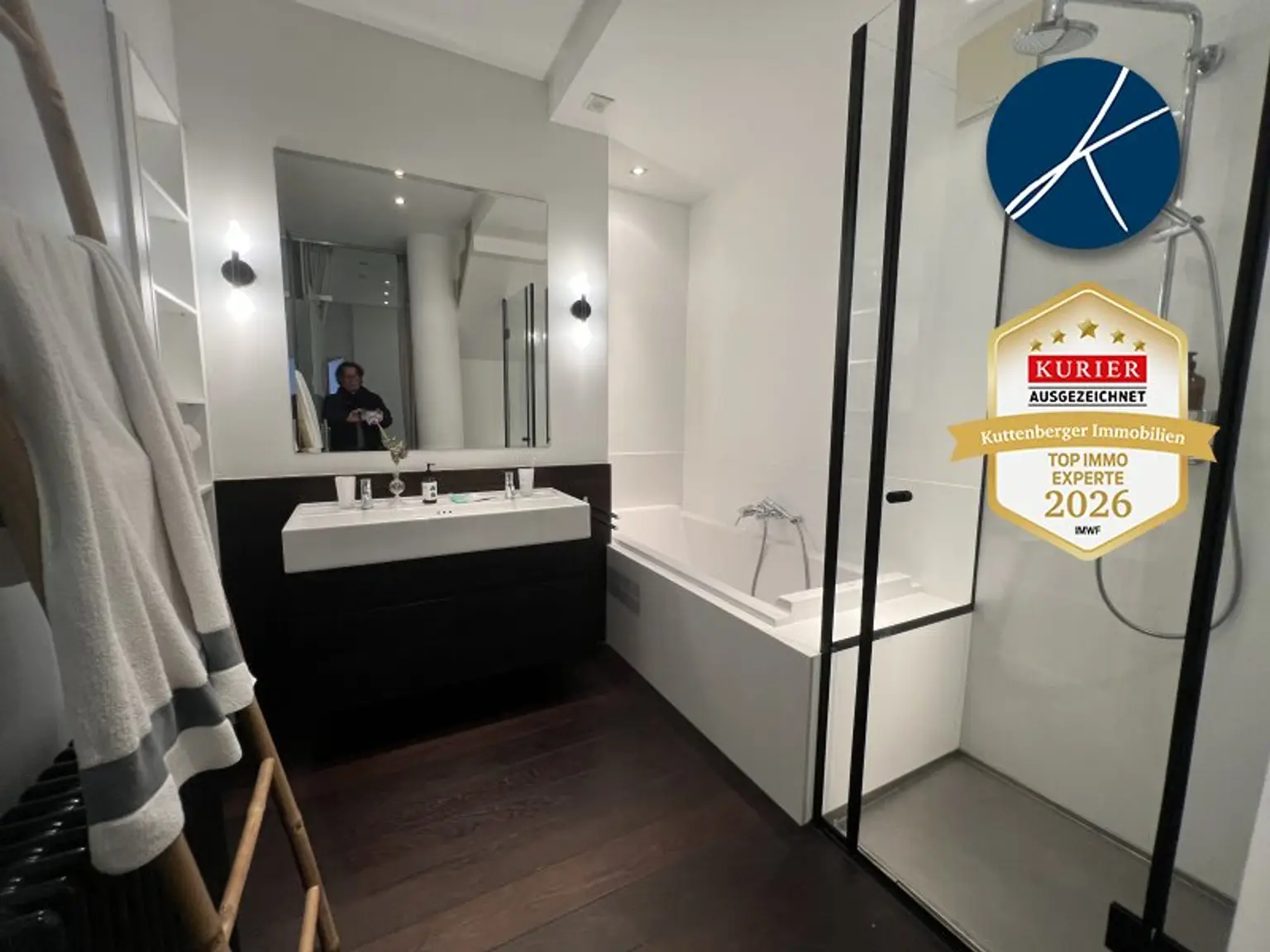 Modernes Bad mit Wanne und Dusche