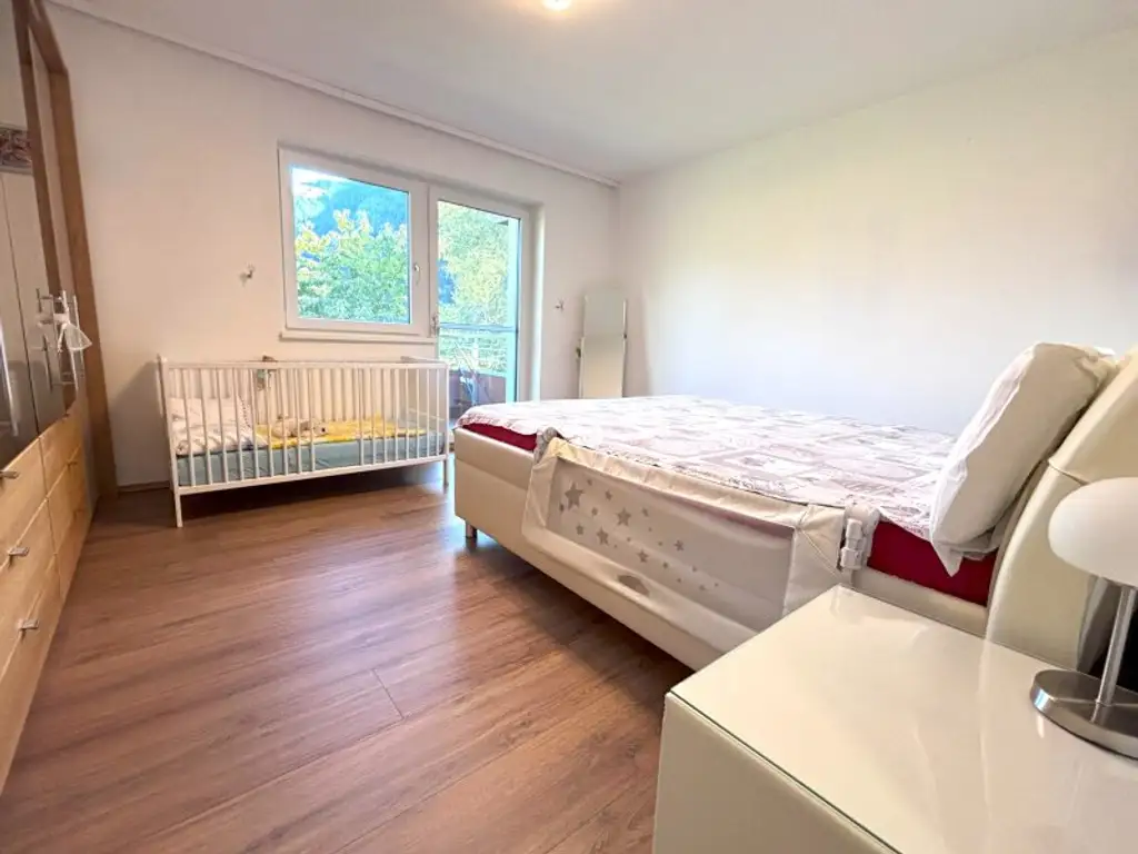 Schlitters: Kernsanierte Dachgeschosswohnung mit Südbalkon, Garten und traumhafter Aussicht
