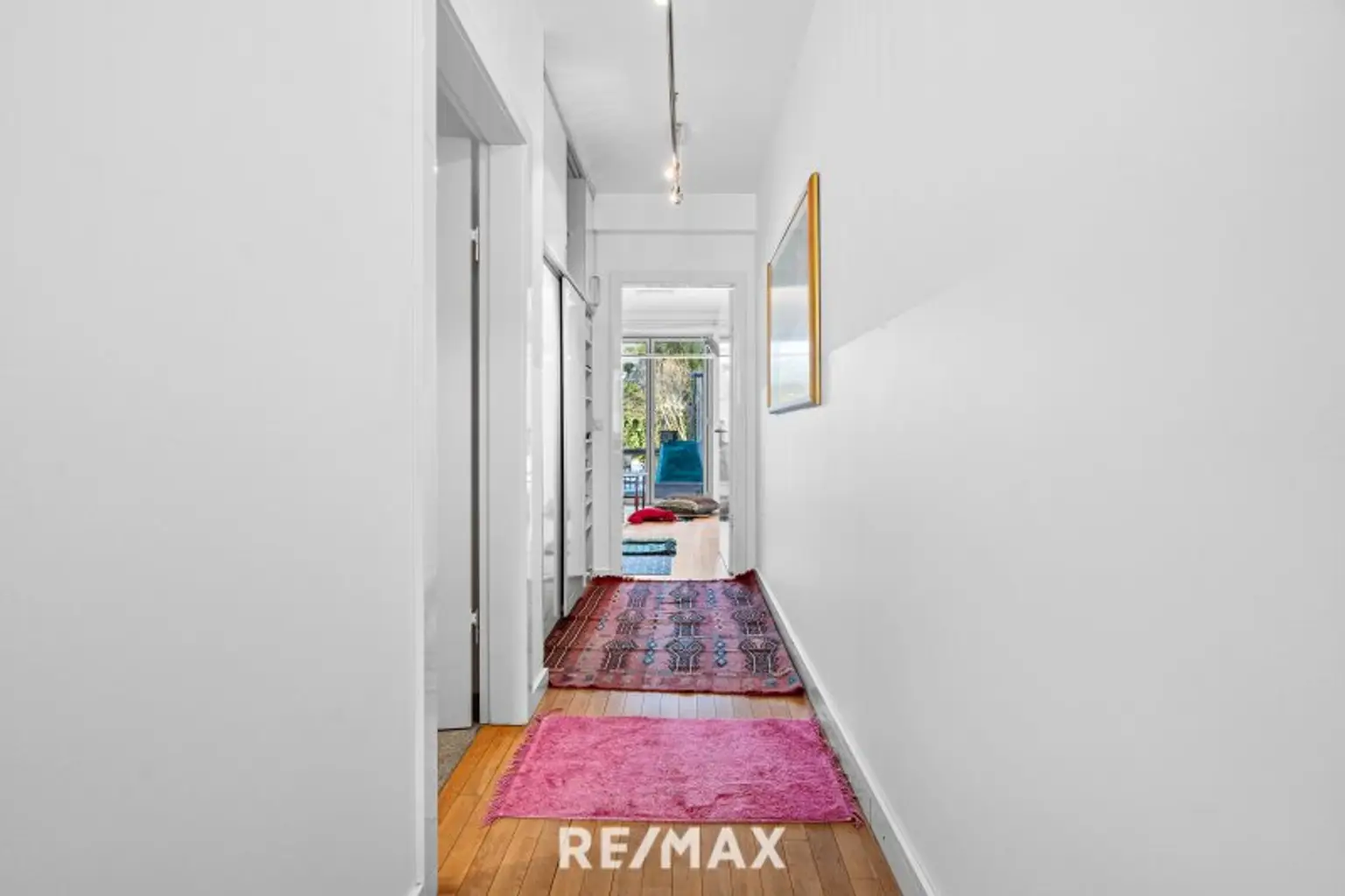 Flur mit Garderobe zu Zimmer 2, gartenseitig -EG