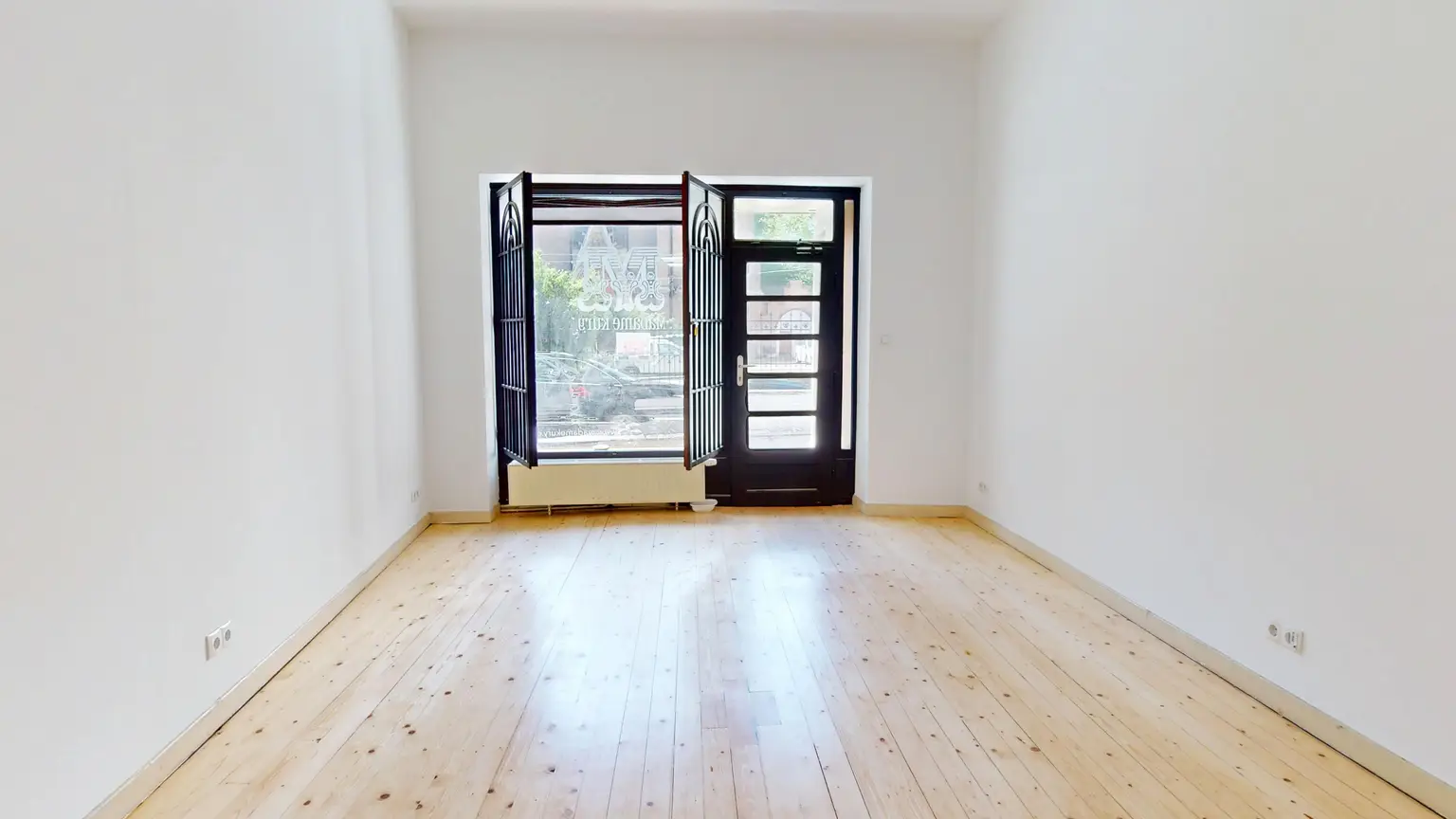 Kaiserstraße: Kleines Geschäft/Atelier nahe der Mariahilfer Straße mit charmantem alten Portal