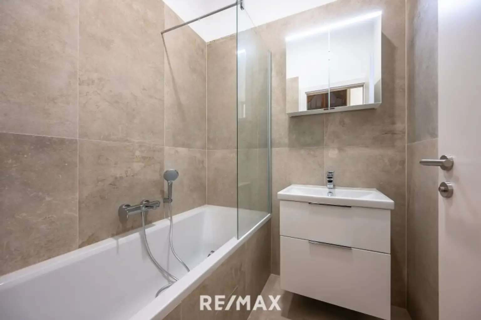 Badezimmer mit Wanne