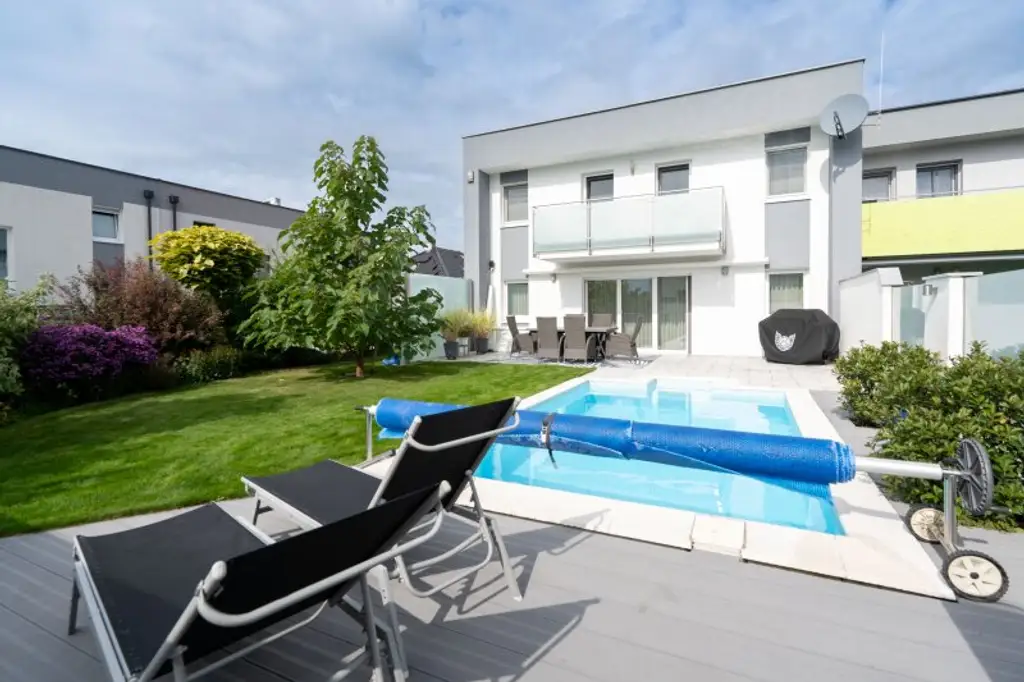 Traumhafte Doppelhaushälfte in Rutzing – Modernes Wohnen mit Pool, Kamin und großzügigem Garten!
