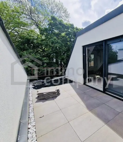 Schöne zweistöckige Wohnung mit Blick auf den Garten.