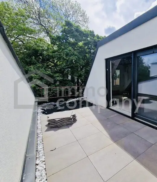 Schöne zweistöckige Wohnung mit Blick auf den Garten.