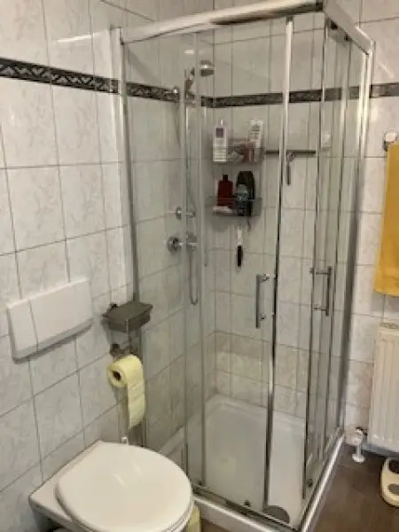 Schöne, sonnige Maisonette 3-Zimmer-Wohnung mit großer Dachterrasse sowie 2 Balkonen und 2 PKW-Abstellplätzen in Salzachnähe/Josefiau zu verkaufen