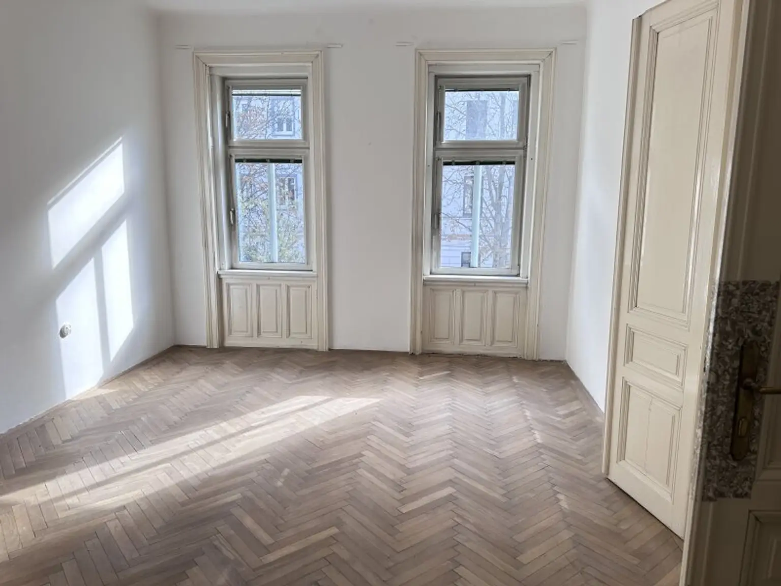 TOLLER ALTBAU - SCHÖNE WOHNUNG IM ALTWIENER STIL - ZUM SANIEREN