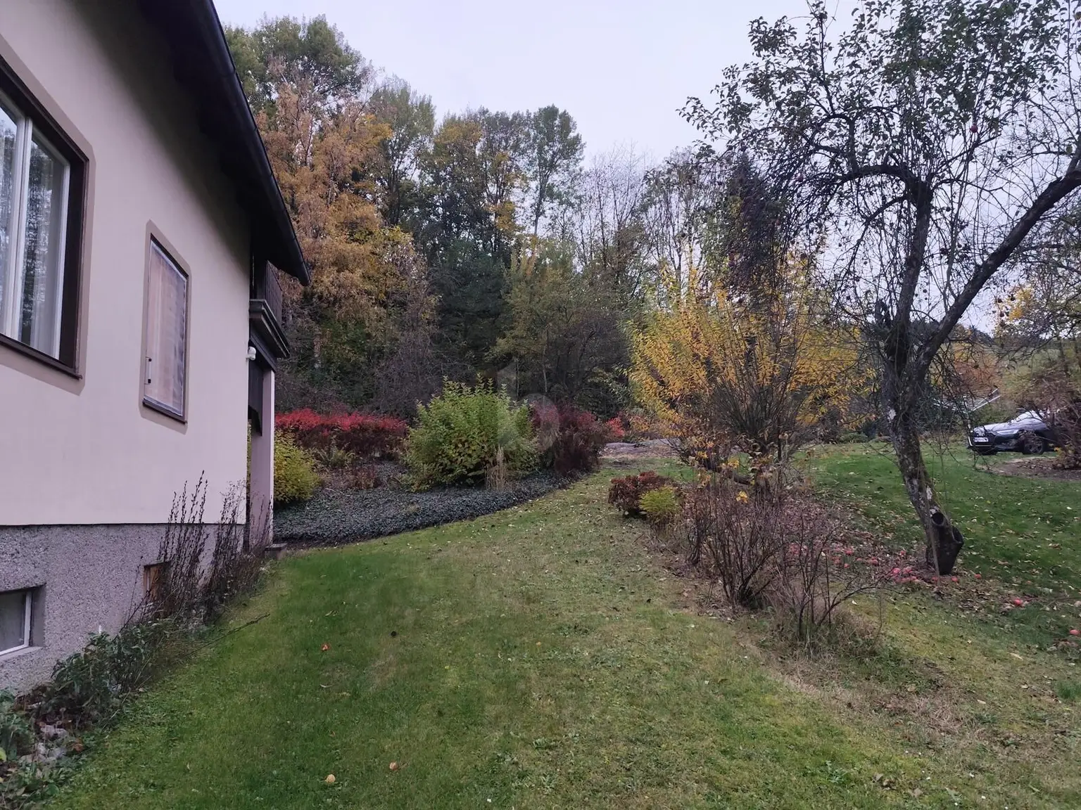 FAMILIENIDYLLE MIT GARTEN