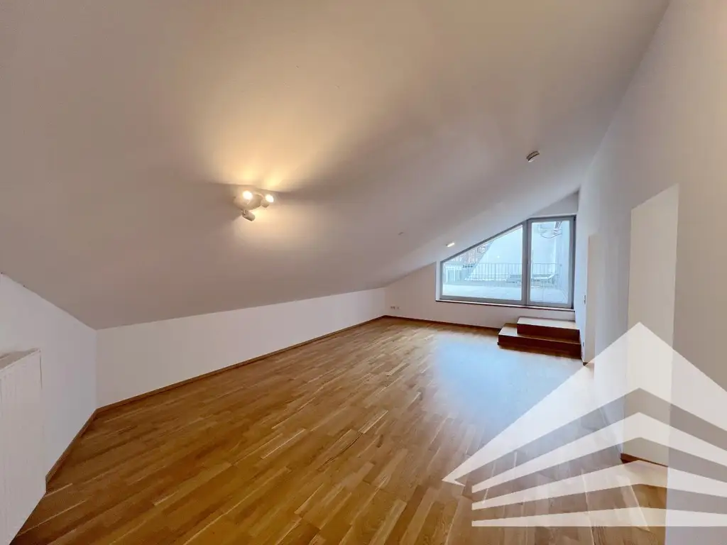 Sensationelle Maisonette-Innenstadtwohnung nahe dem Volksgarten und Musiktheater!