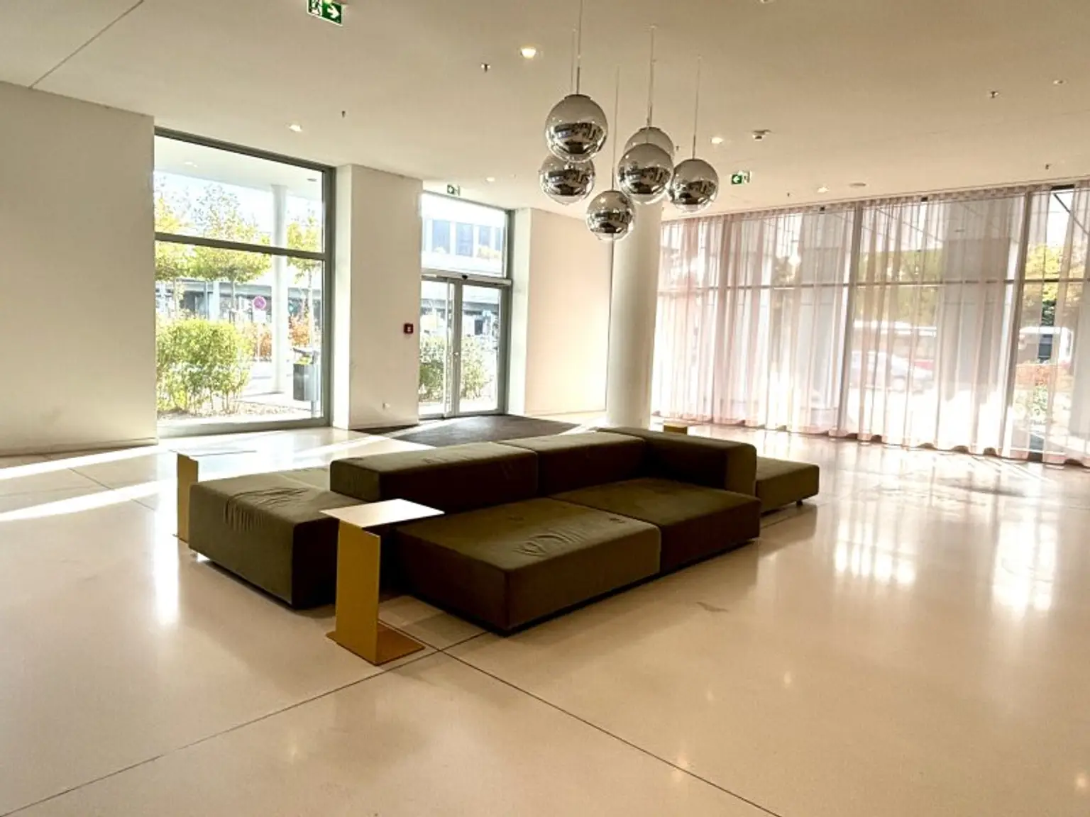 U-Bahn U1 Kagran I Stylische Wohnung mit exklusiver Ausstattung und Loggia I Rooftop Pool I Fitnessraum I Spa-Bereich