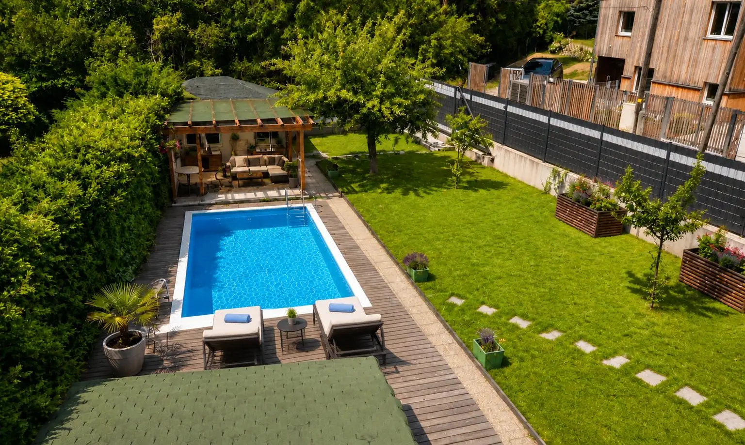 Garten mit Pool