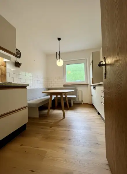 *geräumige 3 Zimmer Wohnung mit extra Küche, Balkon und Garage! Super schöne Aussicht inkludiert!