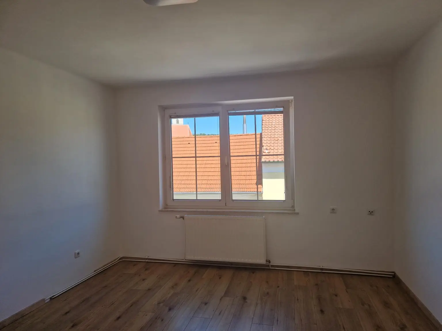 LIEBEVOLLES LANDHAUS MIT GARTEN UND GARAGE ZUR MIETE