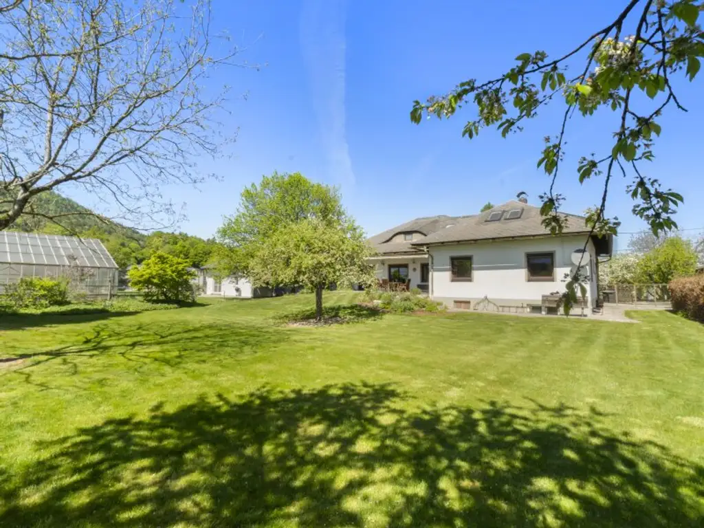 Schöner, gepflegter 270m² Bungalow mit 2 Wohnungen und 1.318m² Grund in Viktring in ruhiger sonniger Aussichtslage!