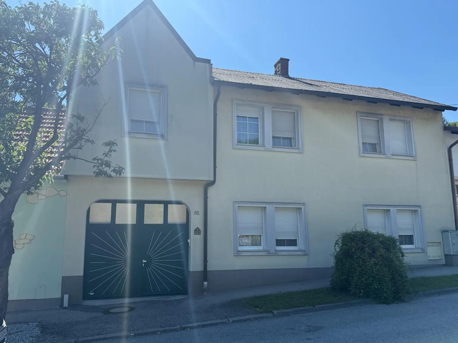 Einfamilienhaus mit Garage & Wintergarten in Ortsrandlage