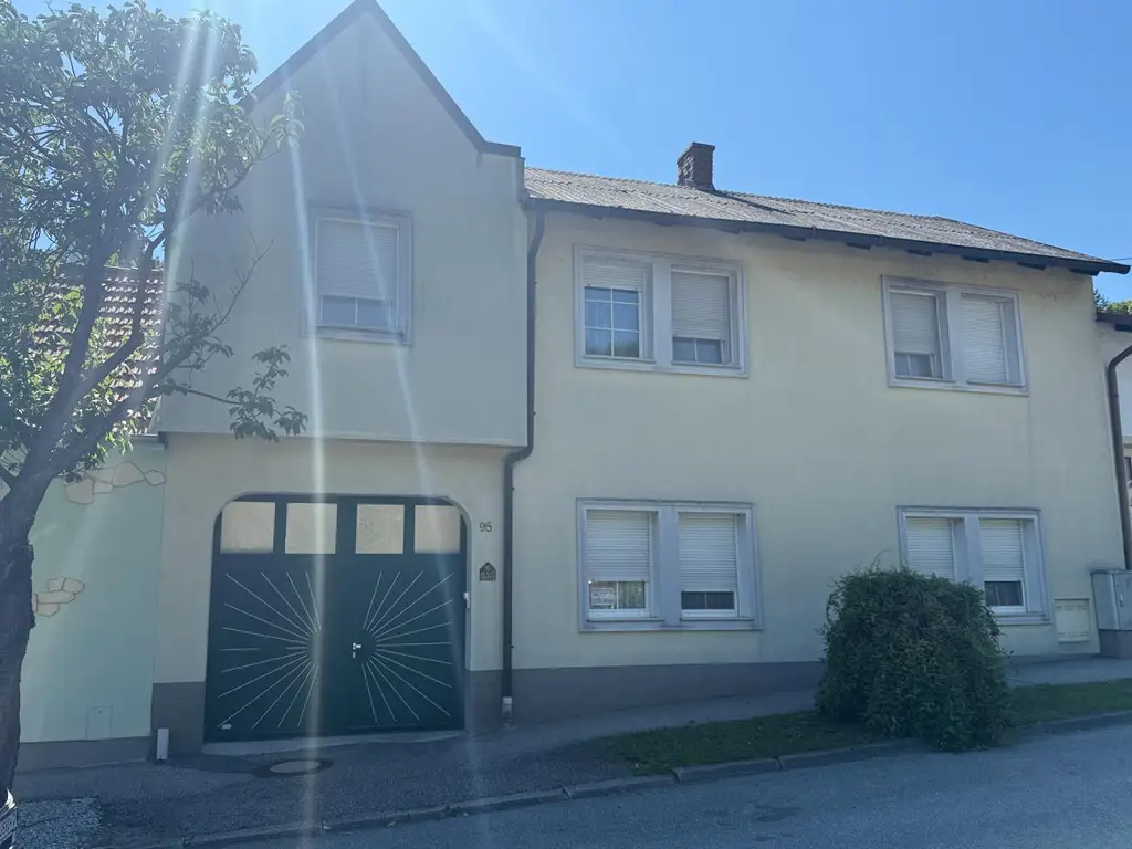 Einfamilienhaus mit Garage & Wintergarten in Ortsrandlage
