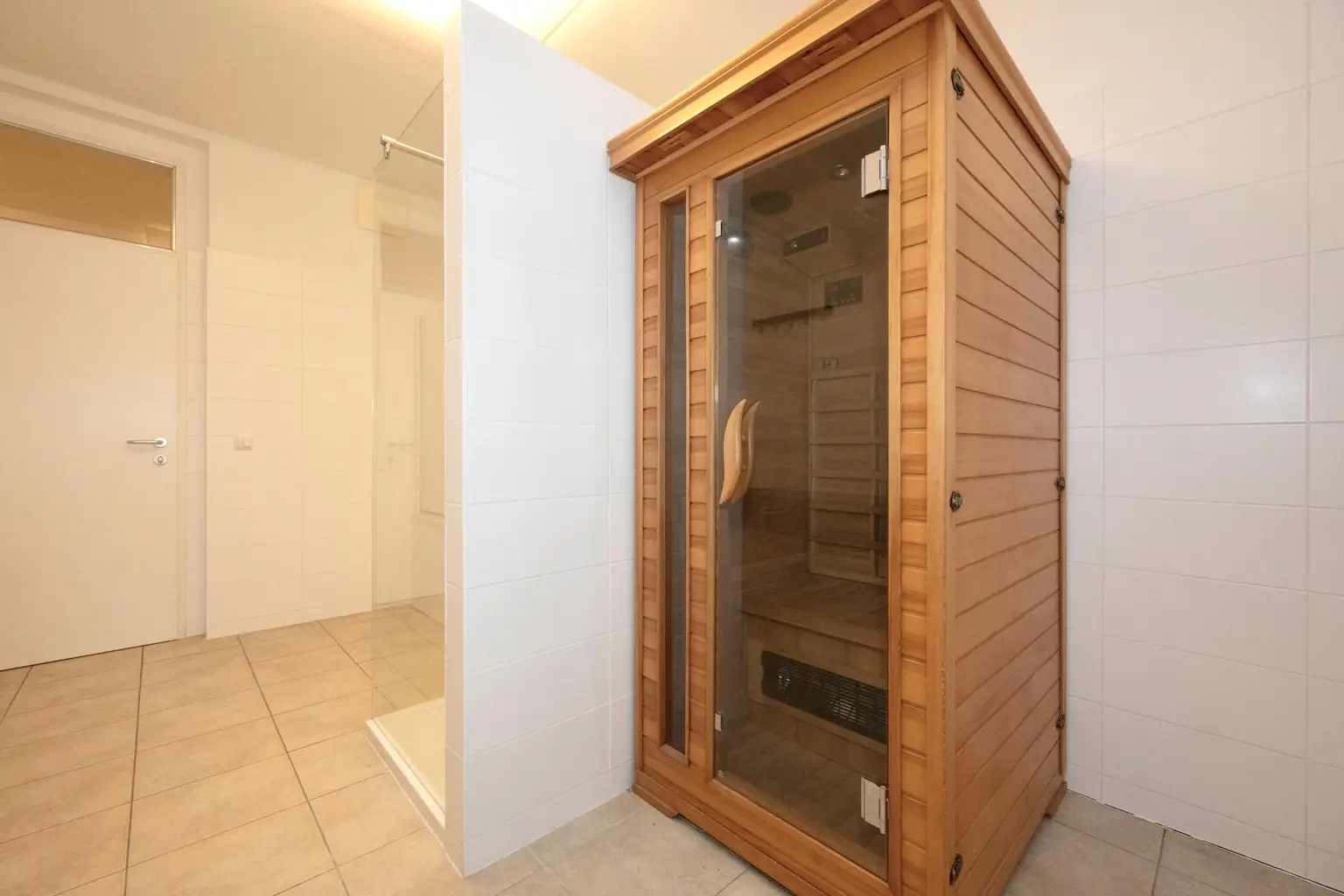 93,78 m² WOHNFLÄCHE – 72,32 m² GARTEN/TERRASSE – SOFORT VERFÜGBAR! Moderne Erdgeschosswohnung mit Garten/Terrasse und Parkplatz in zentraler Ruhelage!