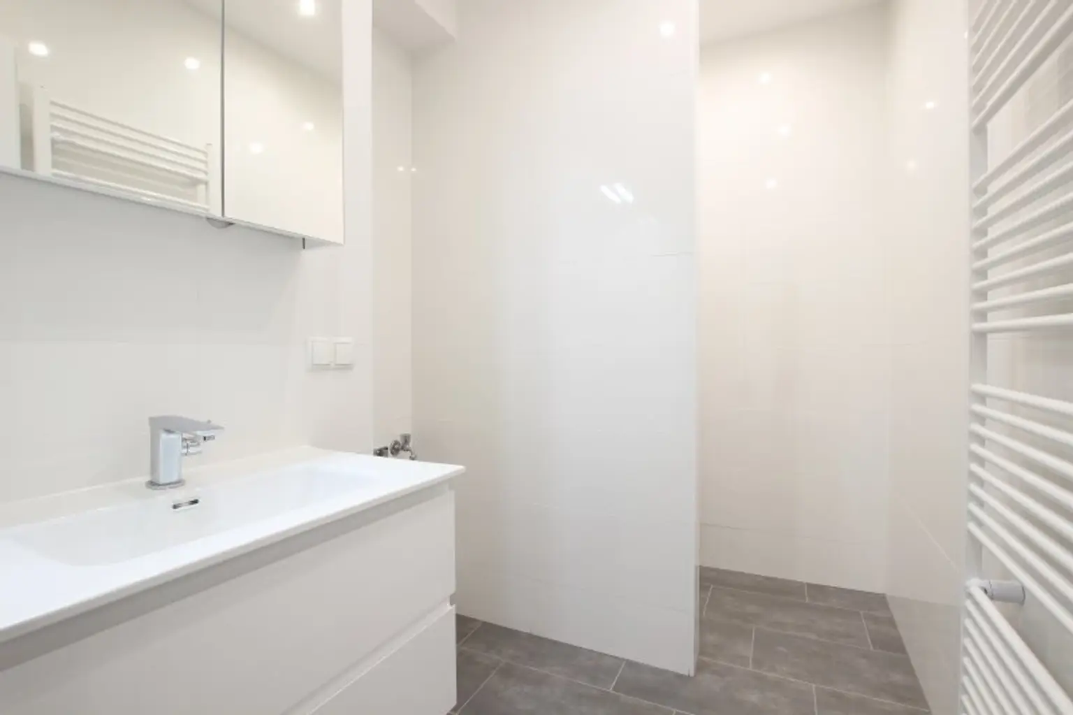 KÜHLUNG, EWE-KÜCHE, WALK-IN-DUSCHE, SCHÖNE TERRASSE, BAUJAHR 2021, GRÜNRUHELAGE KORNEUBURG ZENTRUM!!