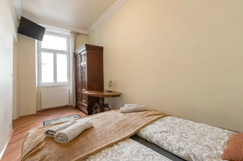 TOP ANGEBOT! Helle 3-Zi.-Altbauwohnung mit zukünftigen Balkon!