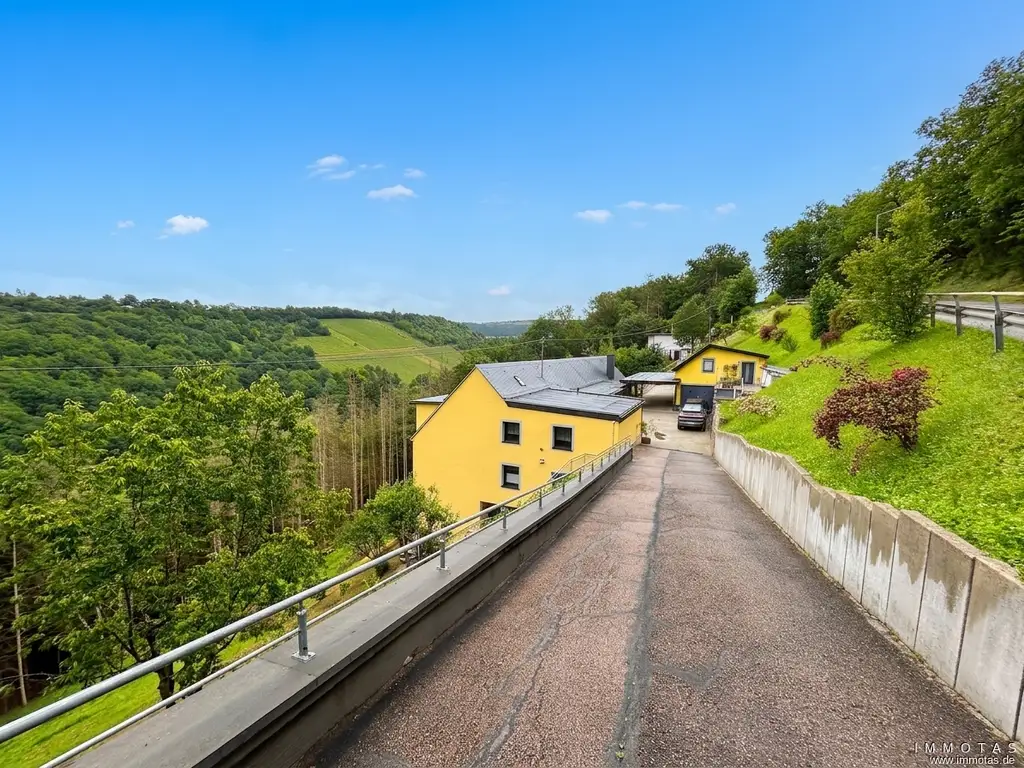 Modernisiertes Mehrfamilienhaus mit Blick ins Grüne