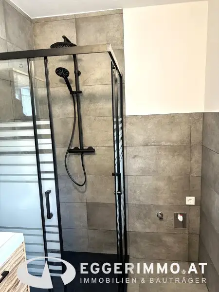 5710 Kaprun: Newly renovated 3-room apartment in a quiet location in Kaprun, near the center, available for rent from November 2025. Parking space available!