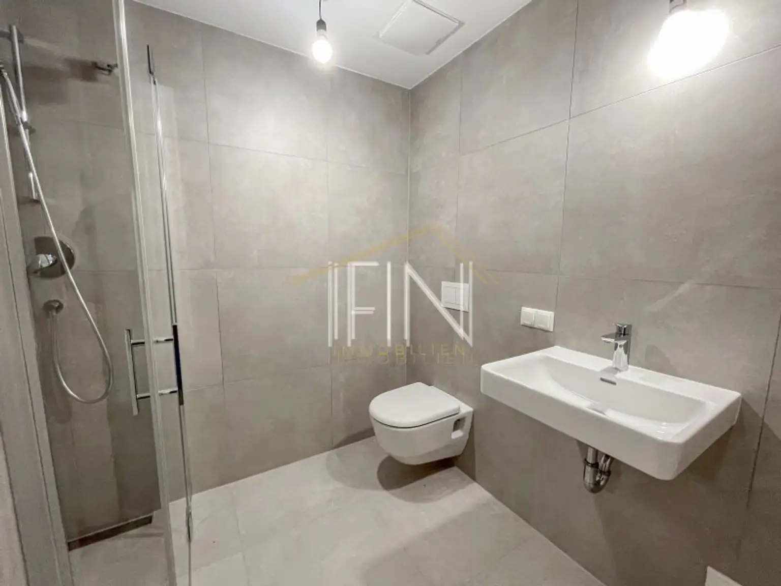 OG Badezimmer mit Dusche und WC