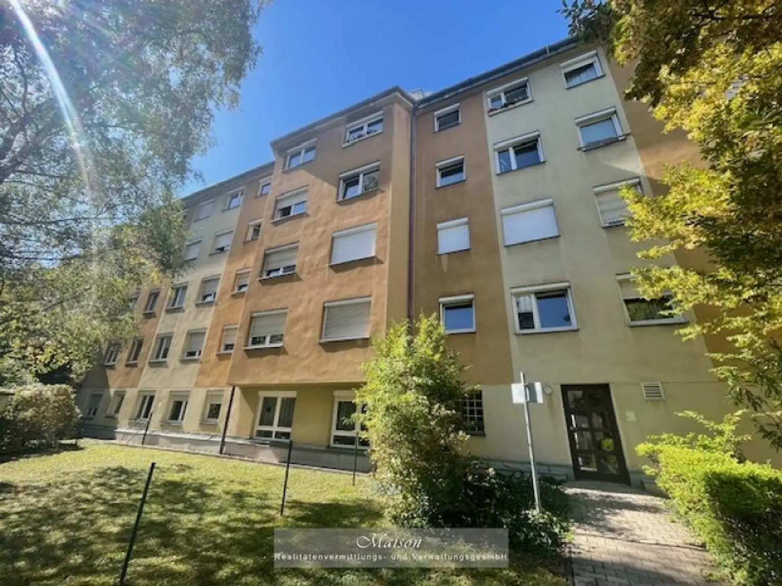 HOFGRÜNRUHELAGE - WUNDERSCHÖNE 2-ZIMMER-WOHNUNG IN TOPZUSTAND!