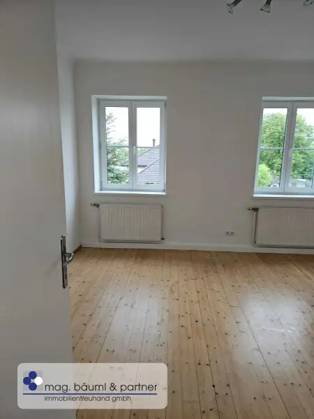 3 geräumige Zimmer, Küche mit Essplatz, Gartennutzung und PKW Stellplatz