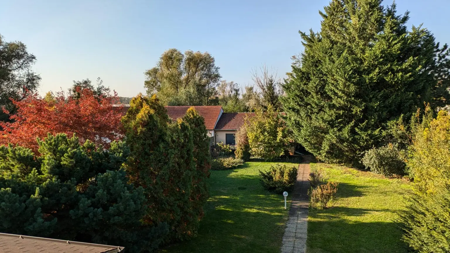 Charmantes Einfamilienhaus auf großem Grund in ruhiger Lage !