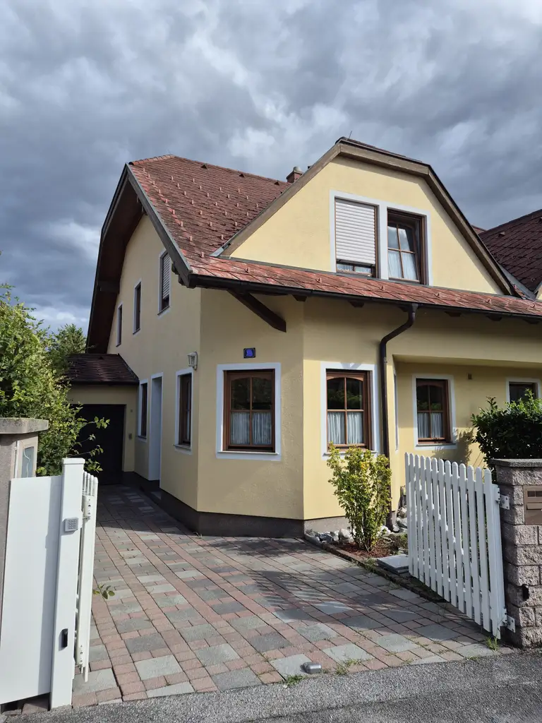 Doppelhaushälfte mit Pooloase und ausgezeichneter Infrastruktur