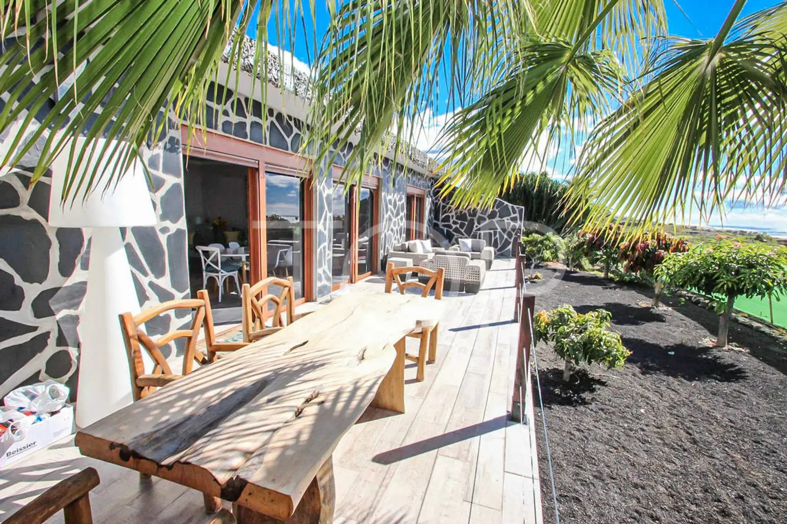 Finca con varias casas, jardines y vistas en Playa San Juan - A la venta