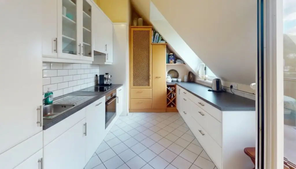 Helle DG-Wohnung mit Balkon | Garagenplatz optional