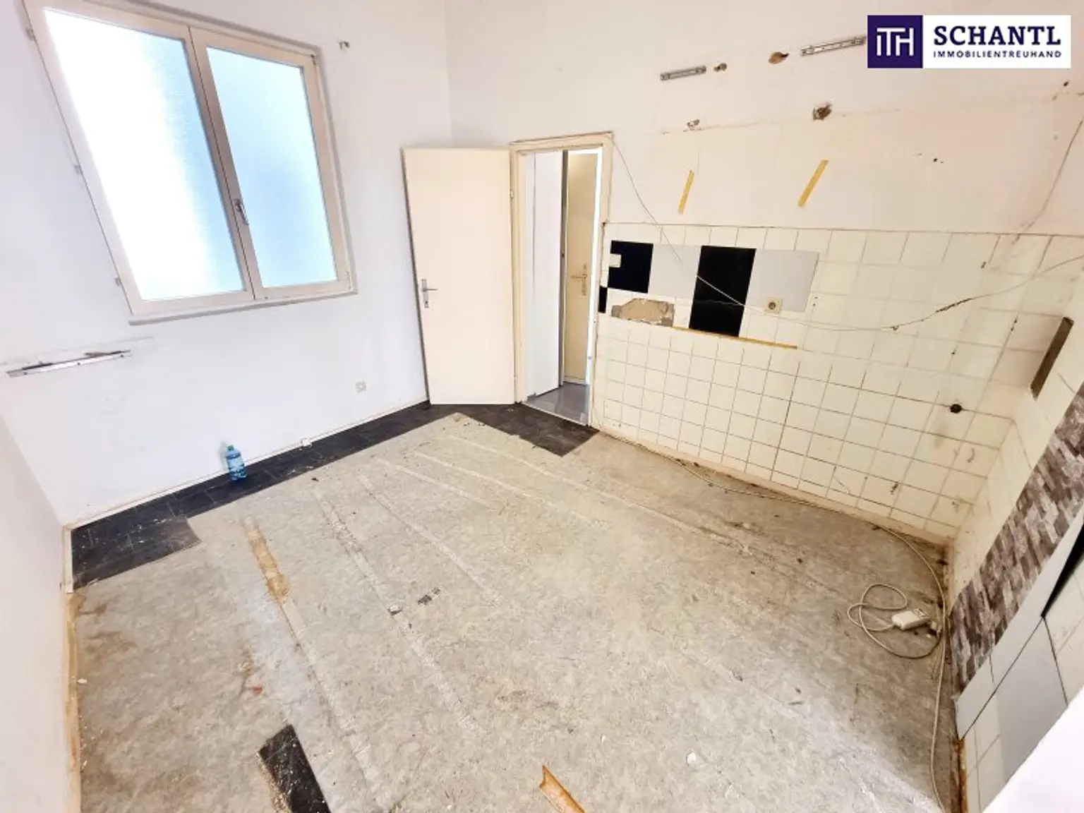 Das Haus trägt Smoking, die Wohnung wartet noch auf ihr Kleid! Renovierungsbedürftige Altbauwohnung mit toller Raumaufteilung + Traumhaft schönes Haus + Perfekte Infrastruktur und Anbindung! Jetzt zugreifen!