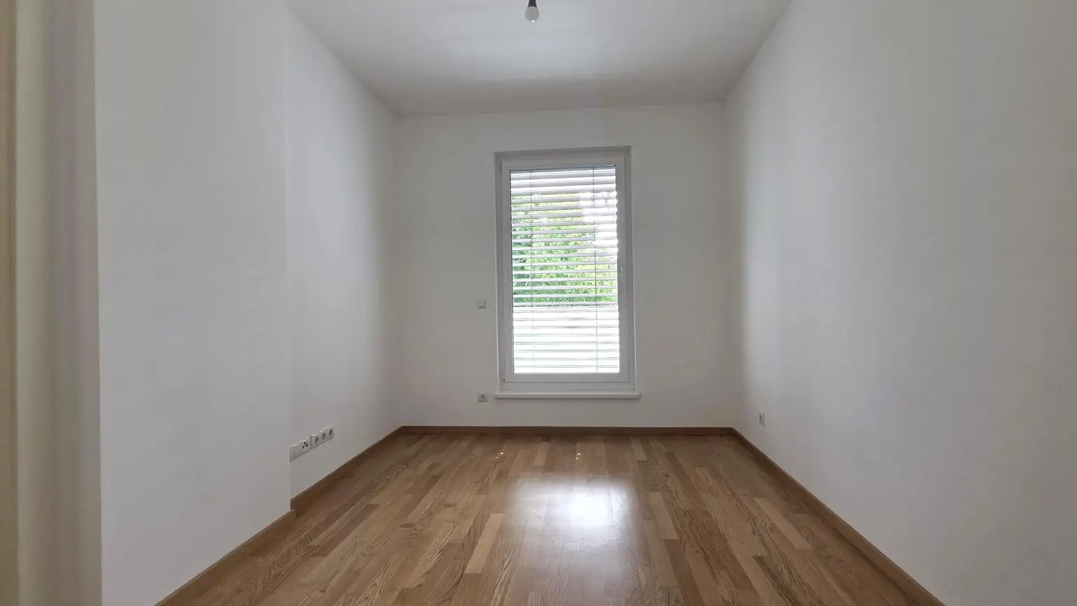 Super-schicke Neubauwohnung direkt am Hunyadi Schlosspark - NEUE KÜCHE!!