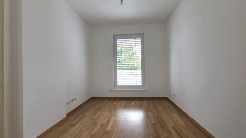 Super-schicke Neubauwohnung direkt am Hunyadi Schlosspark - NEUE KÜCHE!!